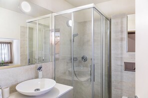 Shower, hair dryer, towels - Apartment 'Neu Groß' with Mountain View, Balcony and Wi-Fi (Seefeld in Tirol)