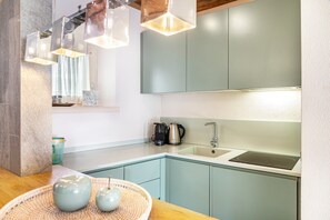 Fridge, stovetop, dishwasher, coffee/tea maker