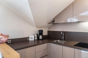 Fridge, stovetop, dishwasher, coffee/tea maker