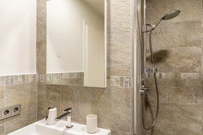Shower, hair dryer, towels - Apartment 'Neu Klein' with Mountain View, Balcony and Wi-Fi (Seefeld in Tirol)