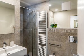 Dusj, hårføner og håndklær