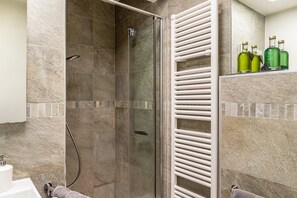 Dusj, hårføner og håndklær