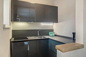 Fridge, stovetop, dishwasher, coffee/tea maker