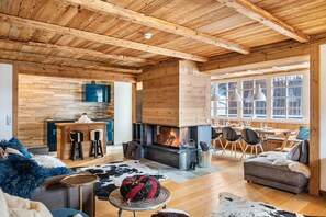 Televisie en een open haard