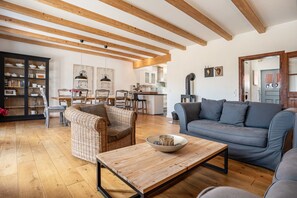 Fernseher, Kamin, Stereoanlage