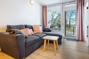 TV - Holiday Apartment 'LeeKee' with Lake View, Balcony and Wi-Fi (Wunstorf)