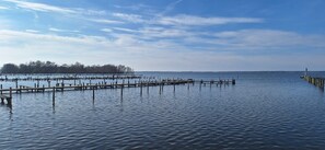 Marina - Holiday Apartment 'LeeKee' with Lake View, Balcony and Wi-Fi (Wunstorf)