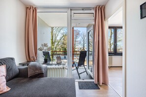 TV - Holiday Apartment 'LeeKee' with Lake View, Balcony and Wi-Fi (Wunstorf)