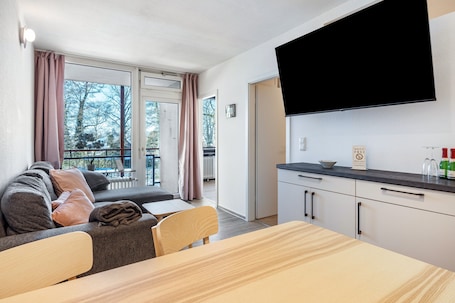 TV. Holiday Apartment 'LeeKee' with Lake View, Balcony and Wi-Fi