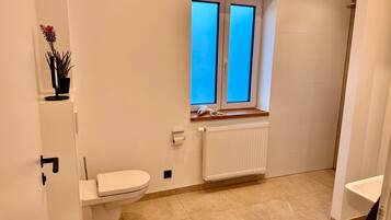 Dusche, Haartrockner, HandtĂŒcher