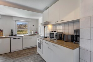 Fridge, microwave, oven, stovetop - Apartment 'Ankerplatz' with Shared Terrace, Shared Garden and Wi-Fi (Sundern (Sauerland))