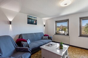 TV - Apartment 'Ankerplatz' with Shared Terrace, Shared Garden and Wi-Fi (Sundern (Sauerland))