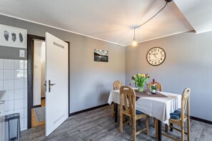 Dining - Apartment 'Ankerplatz' with Shared Terrace, Shared Garden and Wi-Fi (Sundern (Sauerland))