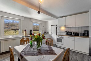 Fridge, microwave, oven, stovetop - Apartment 'Ankerplatz' with Shared Terrace, Shared Garden and Wi-Fi (Sundern (Sauerland))