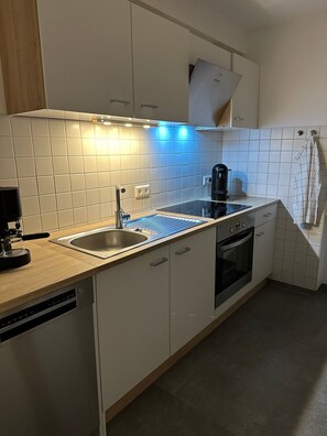 Een koelkast, een magnetron, een oven, een kookplaat