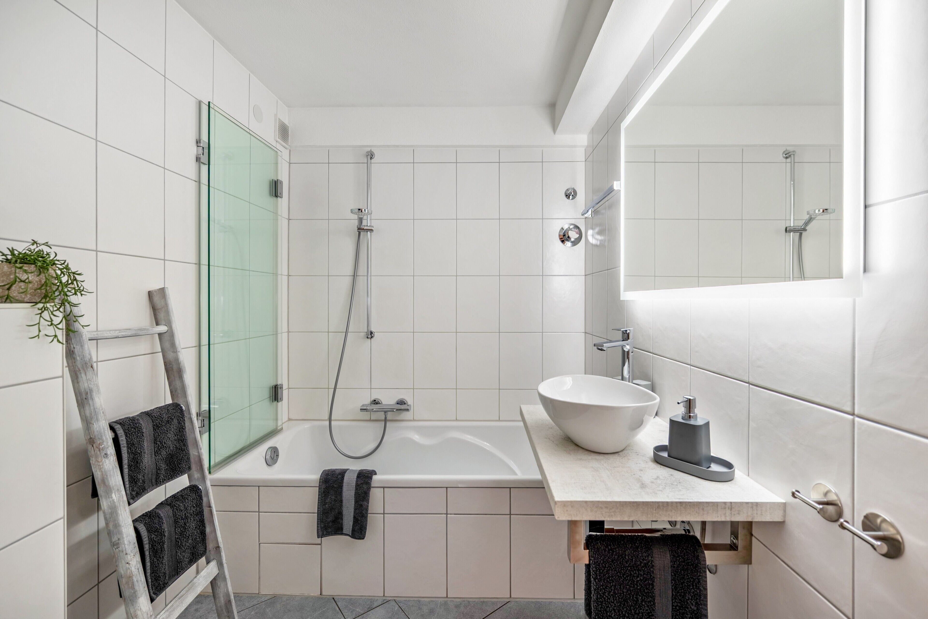 Een douche, een haardroger, handdoeken