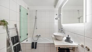Een douche, een haardroger, handdoeken