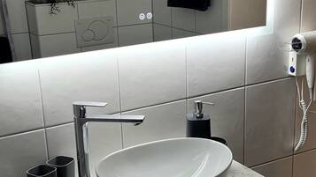 Doccia, asciugacapelli, asciugamani