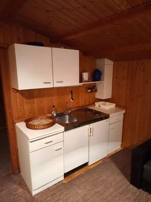 Kühlschrank, Wasserkocher mit Kaffee-/Teezubehör, Wasserkocher, Toaster