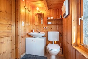 Douche, sèche-cheveux, serviettes fournies