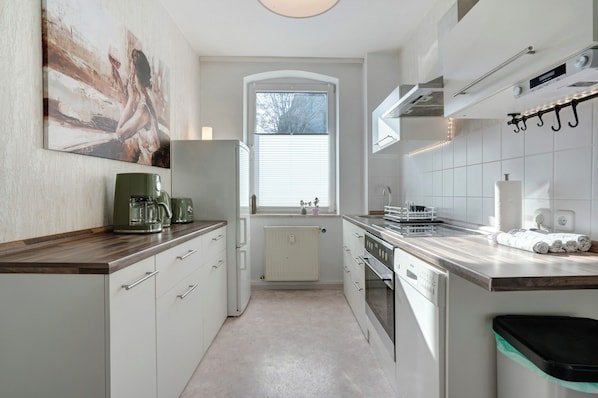 Fridge, stovetop, dishwasher, coffee/tea maker