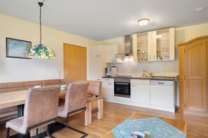 Réfrigérateur, un four, surface de cuisson, lave-vaisselle