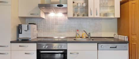 ثلاجة، فرن، موقد طهي مسطح، غسالة أطباق