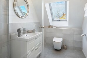 Dusche, Haartrockner, Handtücher