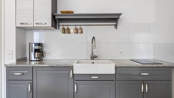 Kühlschrank, Herdplatte, Wasserkocher mit Kaffee-/Teezubehör