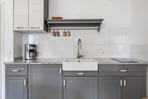 Réfrigérateur, plaque de cuisson, cafetière/bouilloire