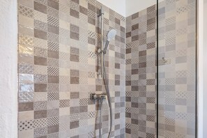 Douche, sĂšche-cheveux, serviettes fournies