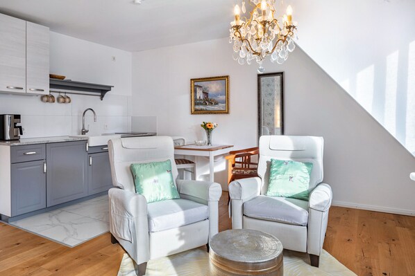 Interior - Studio 'Iris' with Mountain View, Shared Garden and Wi-Fi (Vogtsburg im Kaiserstuhl)