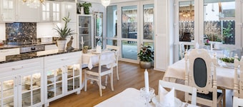 Holiday Apartment 'Lavender' with Shared Garden, Balcony and Wi-Fi
