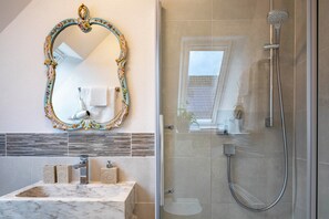 Dusche, Haartrockner, Handtücher