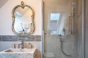 Dusch, hÄrtork och handdukar