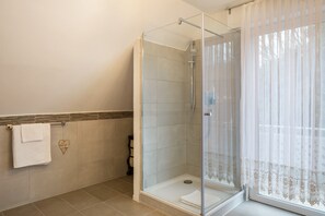 Dusche, Haartrockner, Handtücher
