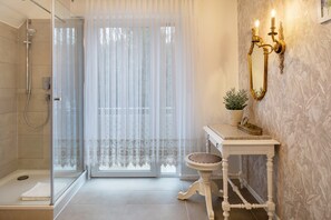 Shower, hair dryer, towels