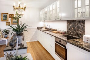 Fridge, stovetop, dishwasher, coffee/tea maker