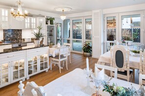 Dining - Studio 'Clematis' with Shared Garden, Balcony and Wi-Fi (Vogtsburg im Kaiserstuhl)