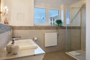 Bruser, hårtørrer, håndklæder