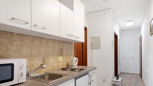 A modern kitchen with a microwave, kettle, and sink. - Apartment 'Bergblick' with Balcony and Wi-Fi (Triberg)
