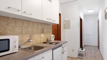 Coffee/tea maker, fridge, microwave, stovetop