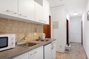 Fridge, microwave, stovetop, coffee/tea maker