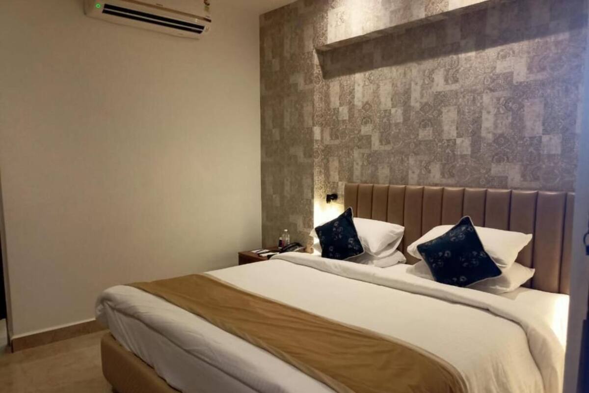 In-room safe, desk, rollaway beds (surcharge), WiFi (free)