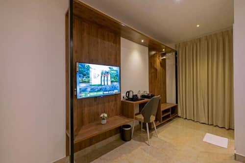 In-room safe, desk, rollaway beds, free WiFi