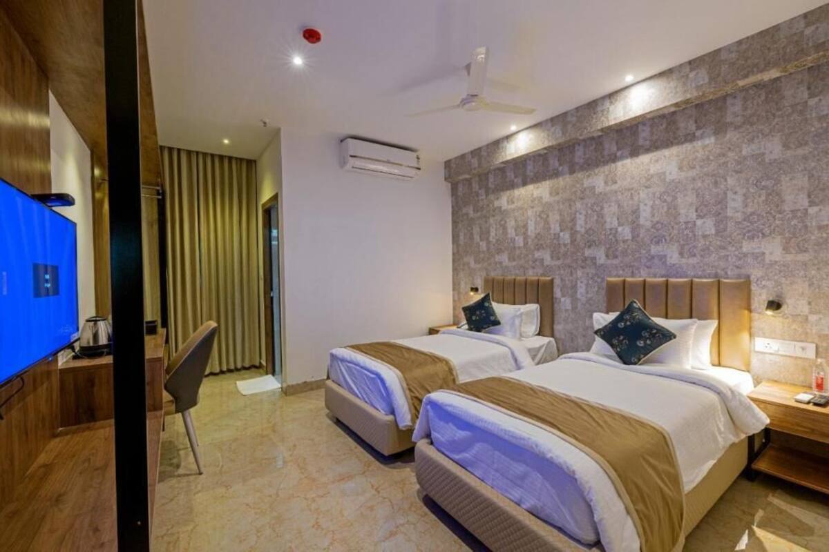 In-room safe, desk, rollaway beds (surcharge), WiFi (free)