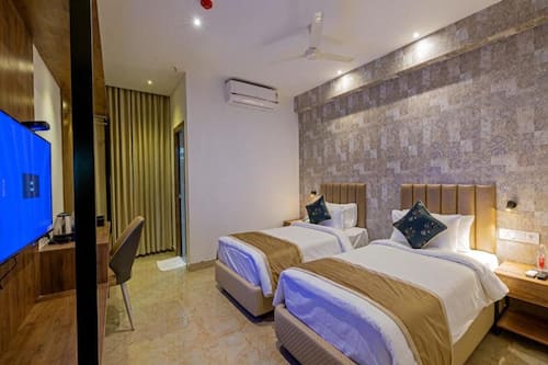 Deluxe Twin Room | In-room safe, desk, rollaway beds, free WiFi
