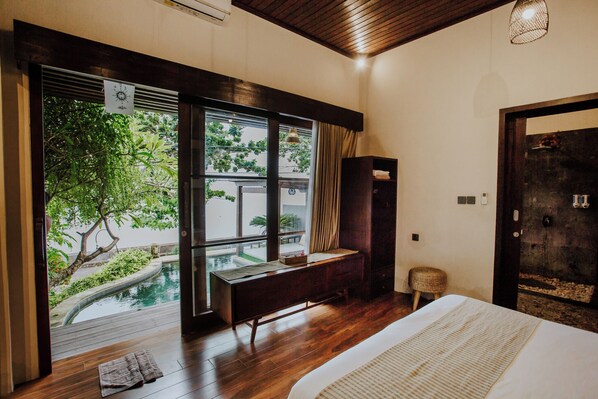 Vila, 1 quarto, sacada, vista para a praia | 1 quarto, escrivaninha, espaço de trabalho para notebook