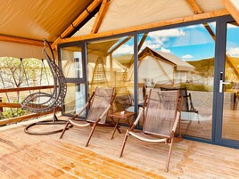 高级帐篷房, 庭院景观 | 客房内保险箱、遮光窗帘、隔音、熨斗/熨板