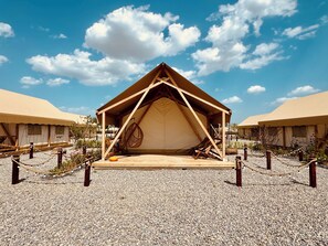 Tenda Standard, vista collina | Una cassaforte in camera, tende oscuranti, insonorizzazione